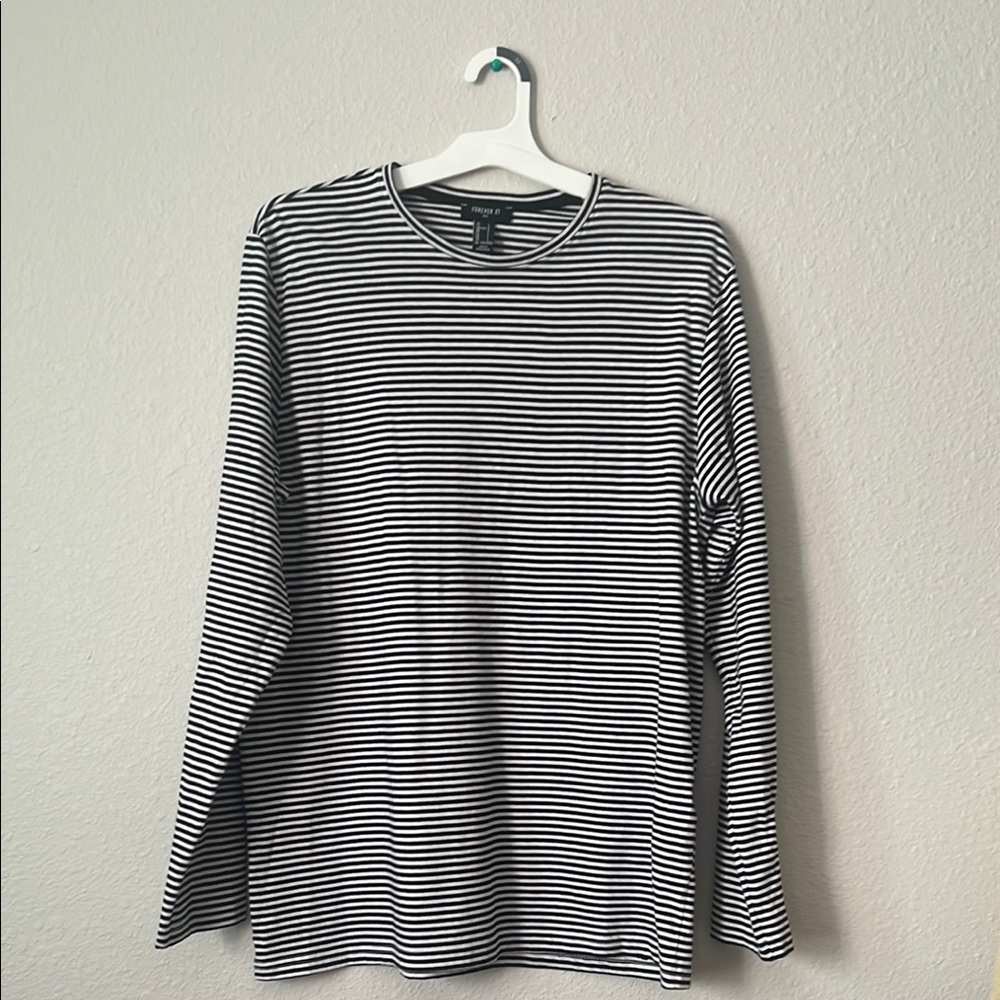 FOREVER 21 Black and White Long Sleeve Tee